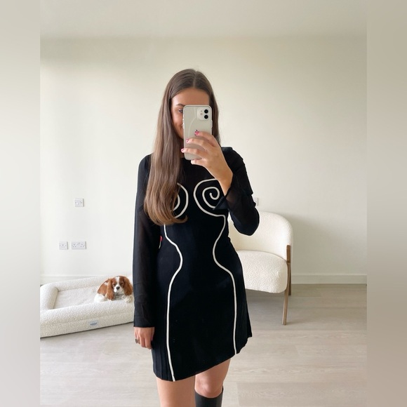 TOPSHOP NWOT LONG SLEEVE SWIRL CONTRAST STITCH DETAIL MINI DRESS IN BLACK - Picture 2 of 9